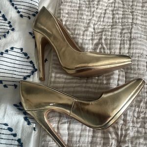 Size 7 women’s gold heels